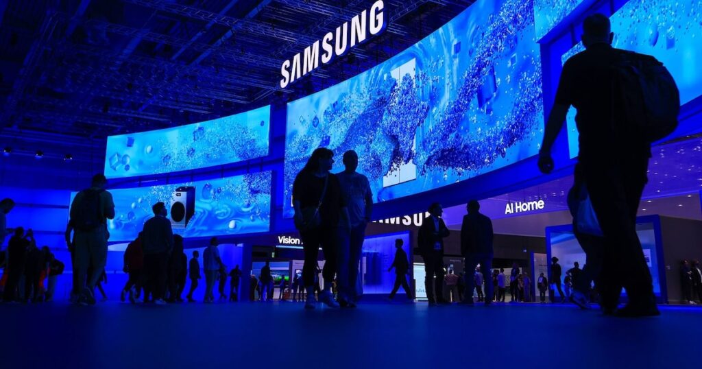 Placa de circuito con chips HBM4 de Samsung listos para certificación de Nvidia, mostrando diseño de 8 capas apiladas y sistema de disipación térmica avanzado