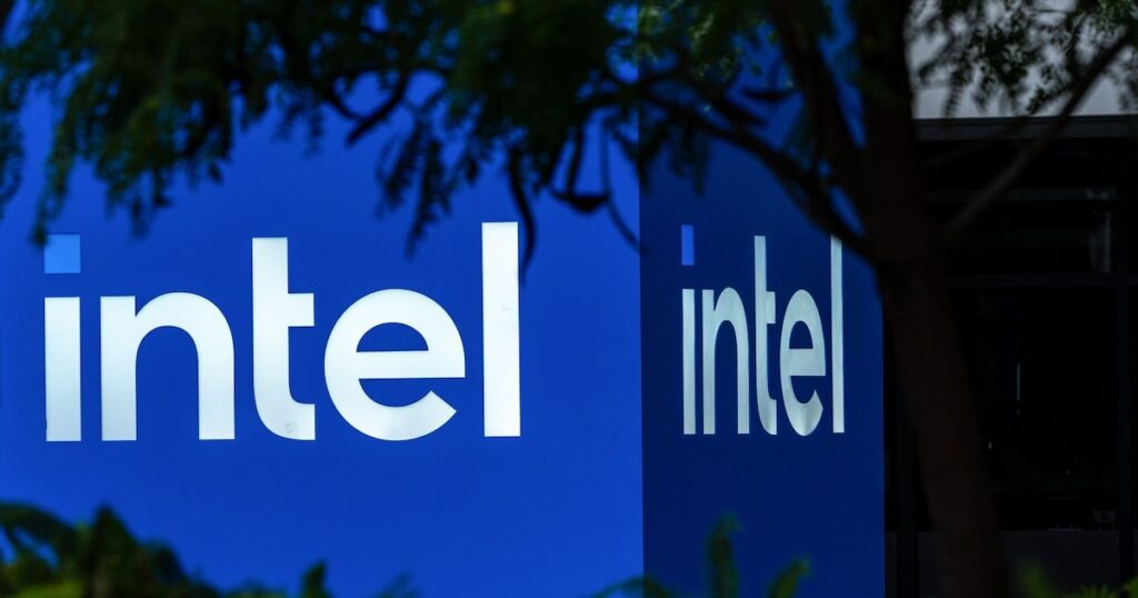 Portátil futurista con chip Intel Panther Lake procesando datos de IA en tiempo real