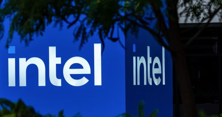 Portátil futurista con chip Intel Panther Lake procesando datos de IA en tiempo real