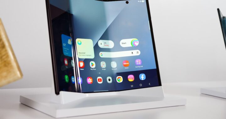 Samsung Galaxy Z TriFold desplegado mostrando su pantalla de 10 pulgadas con diseño ultra delgado de 3,9 mm