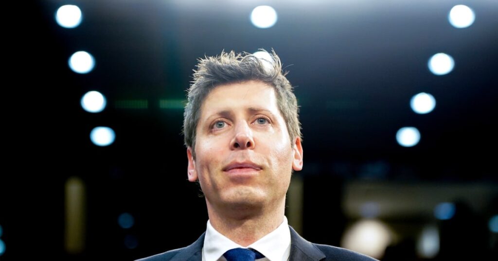 Sam Altman presenta tecnología de interfaces cerebro-IA no invasivas con gráficos de ondas cerebrales y chips futuristas
