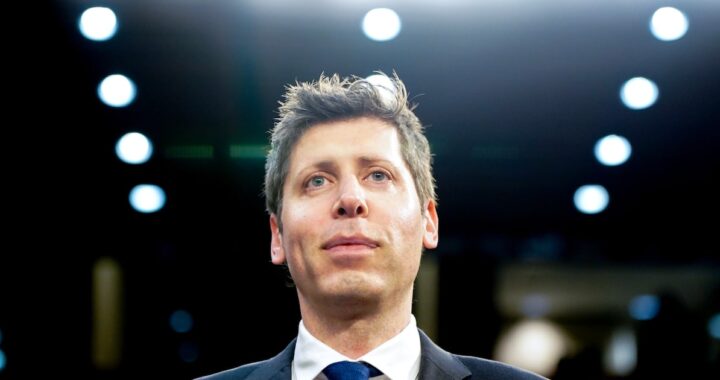 Sam Altman presenta tecnología de interfaces cerebro-IA no invasivas con gráficos de ondas cerebrales y chips futuristas