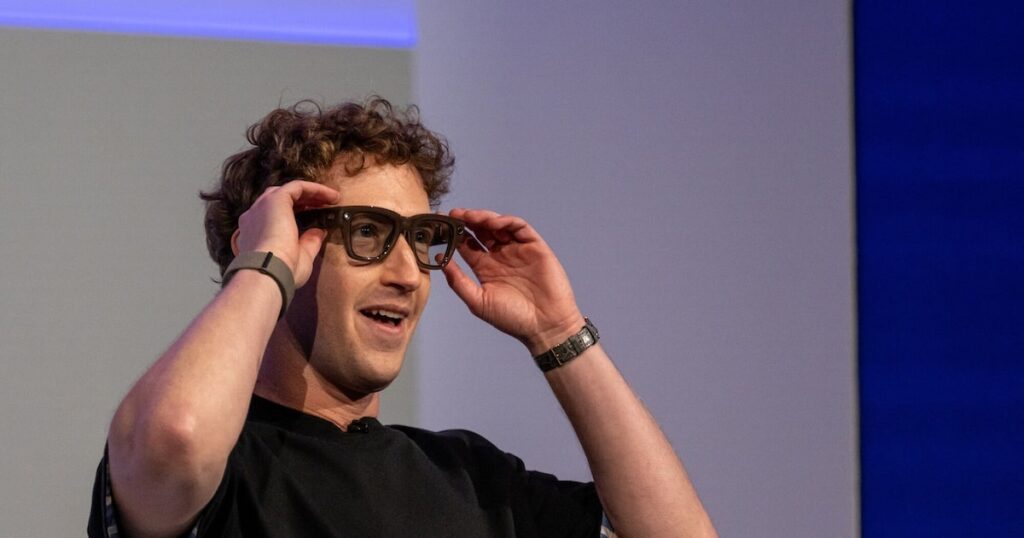 Prototipo de gafas Ray-Ban Meta con IA proyectando notificaciones en lente transparente