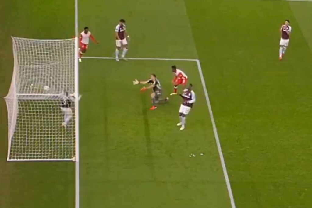Dibu Martínez en el suelo tras sufrir un gol de taco en Aston Villa vs Salzburgo, Europa League 2023