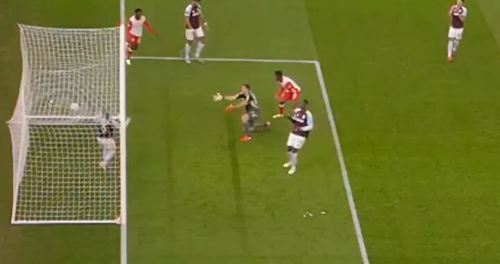 Dibu Martínez en el suelo tras sufrir un gol de taco en Aston Villa vs Salzburgo, Europa League 2023