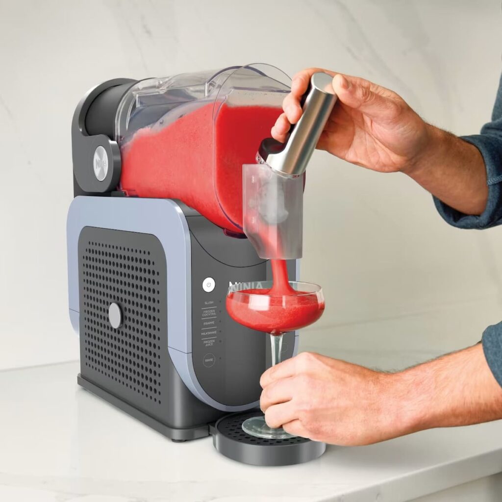 Máquina Slushi de Ninja preparando un cóctel granizado azul con textura profesional, sin hielo añadido