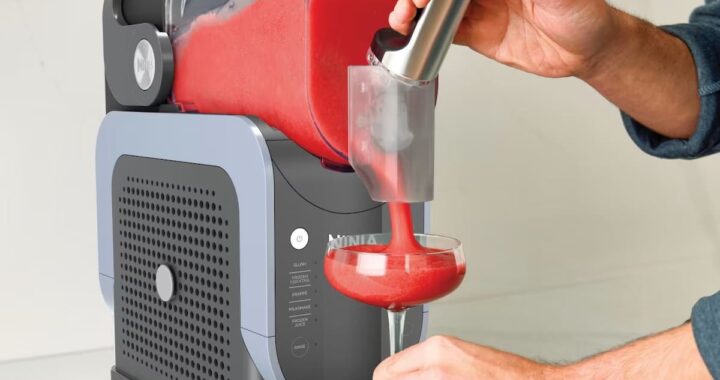 Máquina Slushi de Ninja preparando un cóctel granizado azul con textura profesional, sin hielo añadido