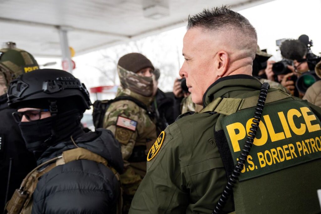 Agentes del ICE en Minneapolis tras disparar a un hombre armado, tercera víctima mortal en 15 días con protestas masivas a -23°C