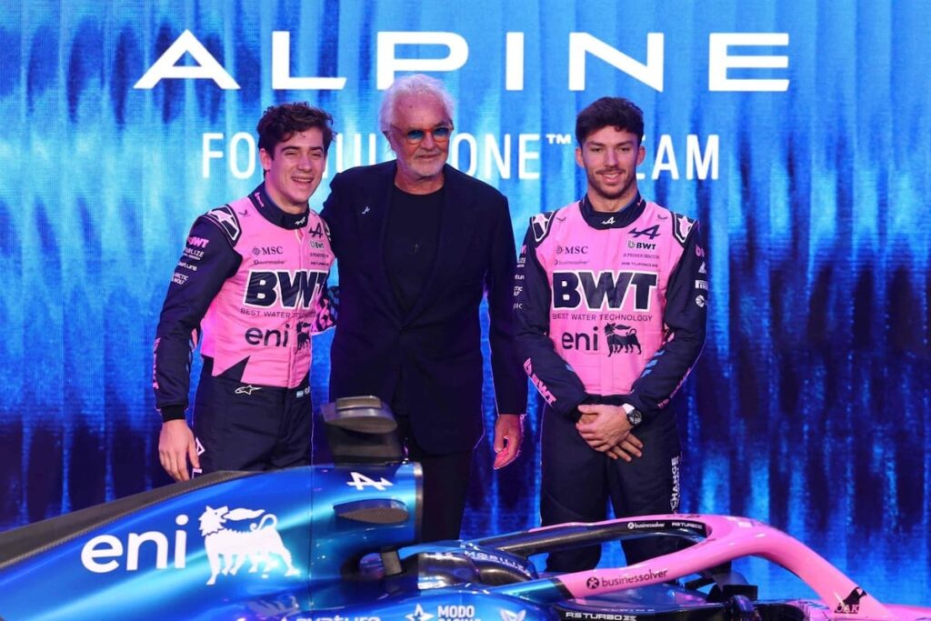 Flavio Briatore junto al Alpine A526 2026 en presentación con Gasly y Colapinto bajo luces azules, ultimátum visible