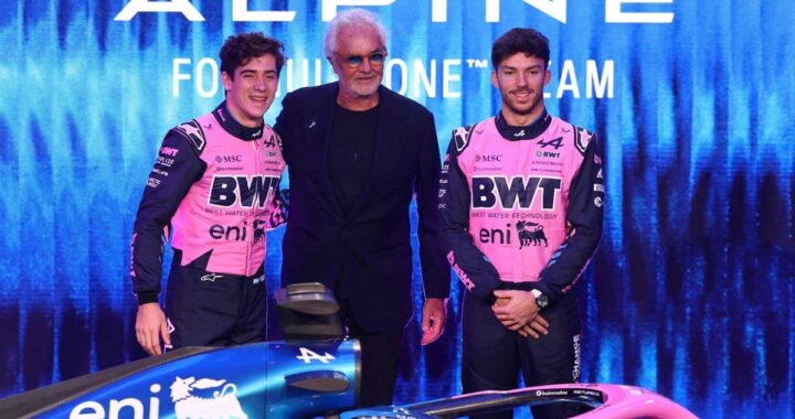 Flavio Briatore junto al Alpine A526 2026 en presentación con Gasly y Colapinto bajo luces azules, ultimátum visible