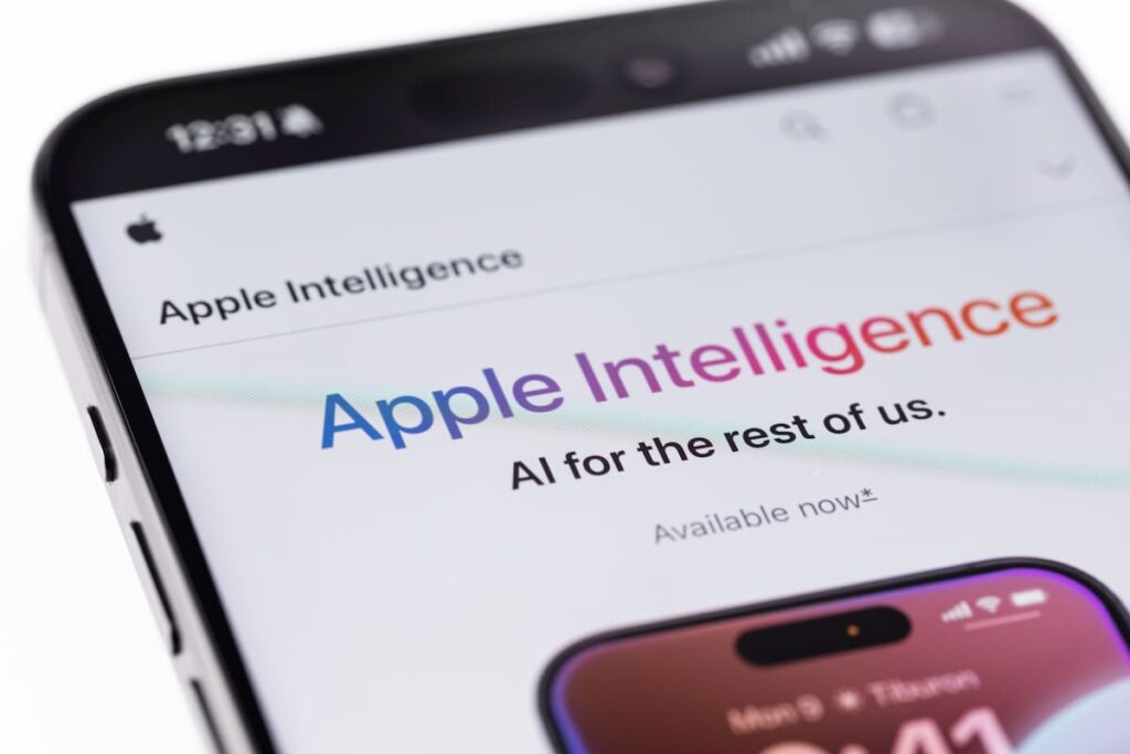 Logotipos de Apple y Google unidos sobre fondo futurista con texto 'Siri + Gemini IA' en pantalla holográfica