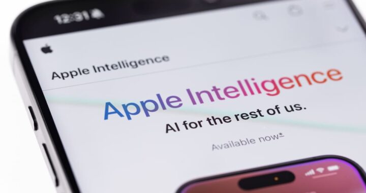 Logotipos de Apple y Google unidos sobre fondo futurista con texto 'Siri + Gemini IA' en pantalla holográfica