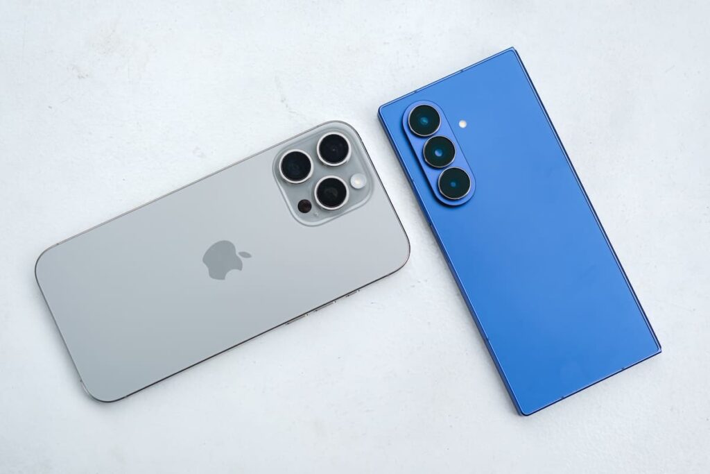 Gráfico comparativo de ventas 2025: iPhone 17 Pro Max vs Galaxy Z Fold7 mostrando el liderazgo de Apple