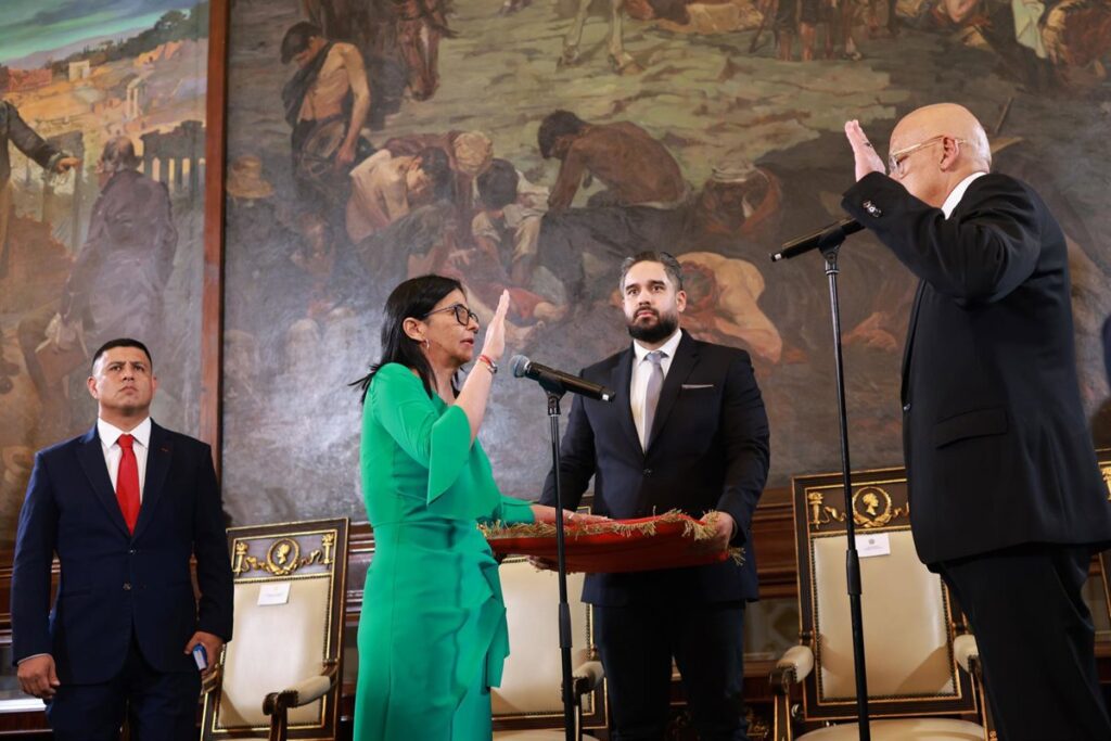 Delcy Rodríguez en La Guaira con bandera venezolana tras captura de Maduro, símbolo de resistencia