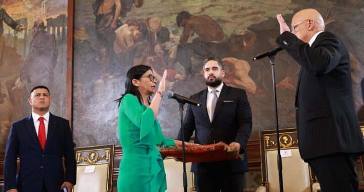 Delcy Rodríguez en La Guaira con bandera venezolana tras captura de Maduro, símbolo de resistencia