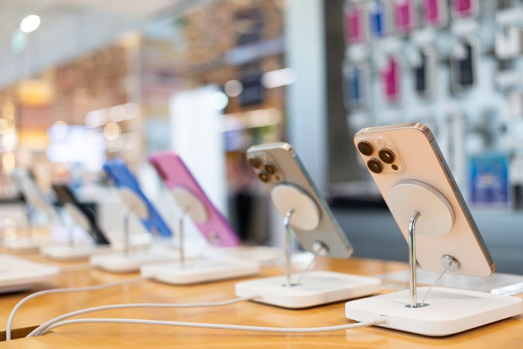 Gráfico comparativo de precios de celulares antes y después del arancel 0% con teléfonos en góndola