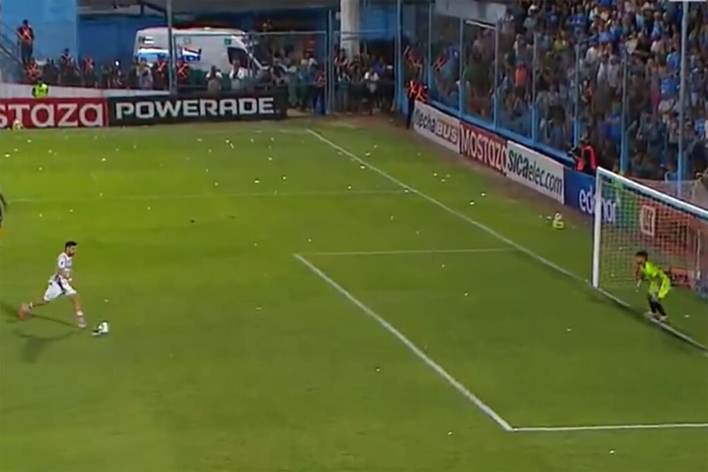 Tomás Molina con las manos en la cabeza tras enviar el penal al travesaño en el minuto 93 contra Estudiantes
