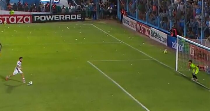 Tomás Molina con las manos en la cabeza tras enviar el penal al travesaño en el minuto 93 contra Estudiantes