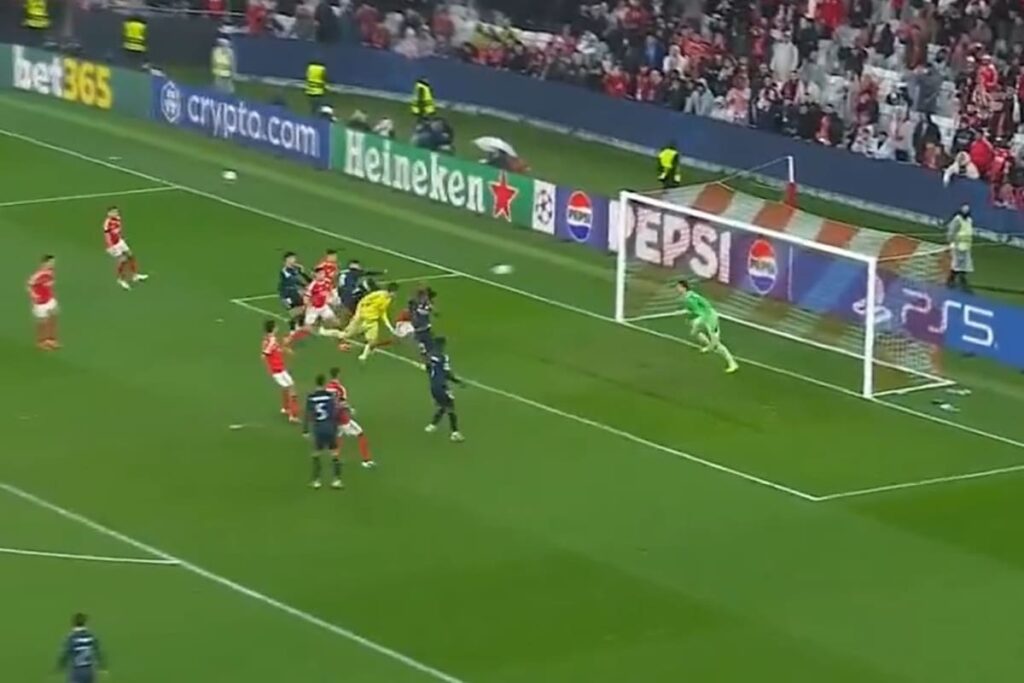 Anatoliy Trubin celebra su gol de cabezazo en el minuto 97 que eliminó al Real Madrid en la Champions 2024