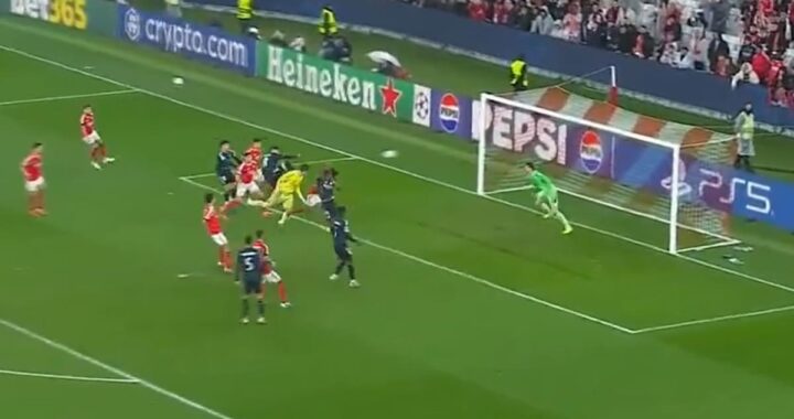 Anatoliy Trubin celebra su gol de cabezazo en el minuto 97 que eliminó al Real Madrid en la Champions 2024