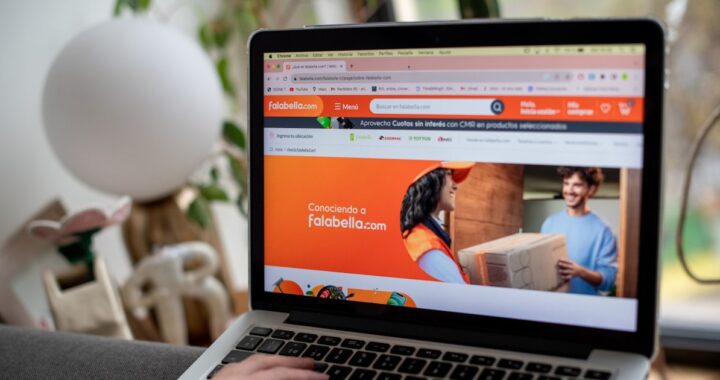 Trabajadora clasifica paquetes en centro logístico de marketplace líder, reflejando el auge del ecommerce en Latinoamérica con envíos ágiles