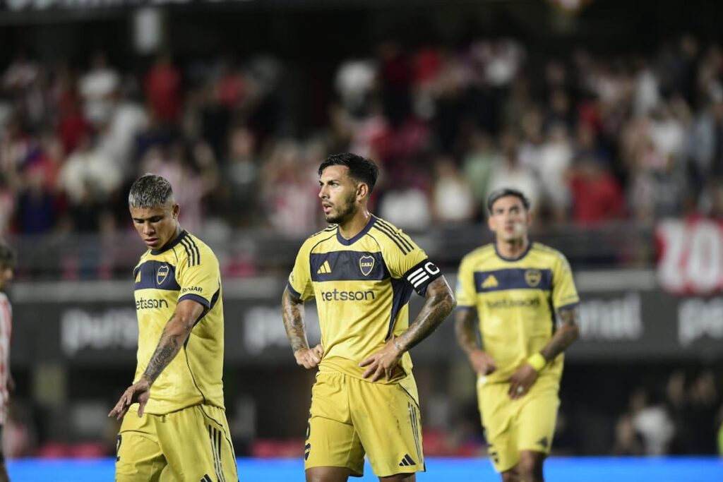 Jugadores de Estudiantes celebran un gol de cabeza tras corner mientras la defensa de Boca mira frustrada