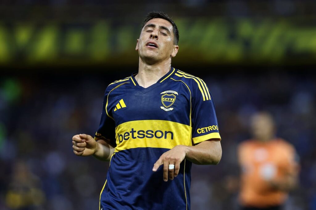 Claudio Ubeda analiza tácticas en un entrenamiento de Boca con Lucas Janson como única opción de delantero centro