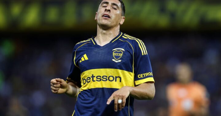 Claudio Ubeda analiza tácticas en un entrenamiento de Boca con Lucas Janson como única opción de delantero centro