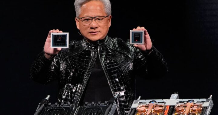 Jensen Huang presenta la plataforma Vera Rubin en CES 2026 con robots de IA interactuando en tiempo real