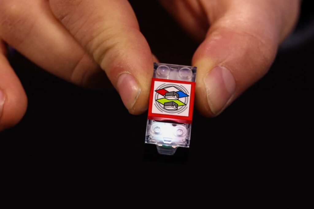 Ladrillos Lego con chips y sensores integrados, mostrando el X-Wing de Star Wars con luces y efectos de sonido realistas