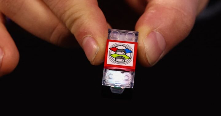 Ladrillos Lego con chips y sensores integrados, mostrando el X-Wing de Star Wars con luces y efectos de sonido realistas