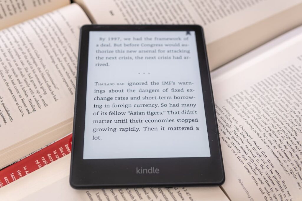 Pantalla de Kindle mostrando opciones para descargar libros EPUB y PDF sin DRM desde Amazon