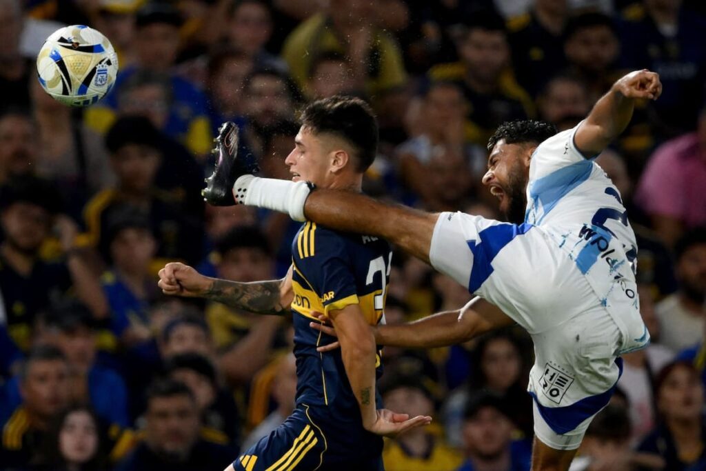Jugadores de Boca en acción durante amistoso con 4-3-3, sin refuerzos y con la Bombonera medio vacía