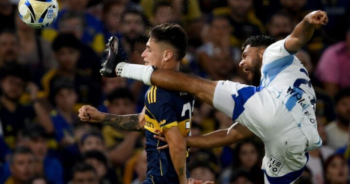 Jugadores de Boca en acción durante amistoso con 4-3-3, sin refuerzos y con la Bombonera medio vacía