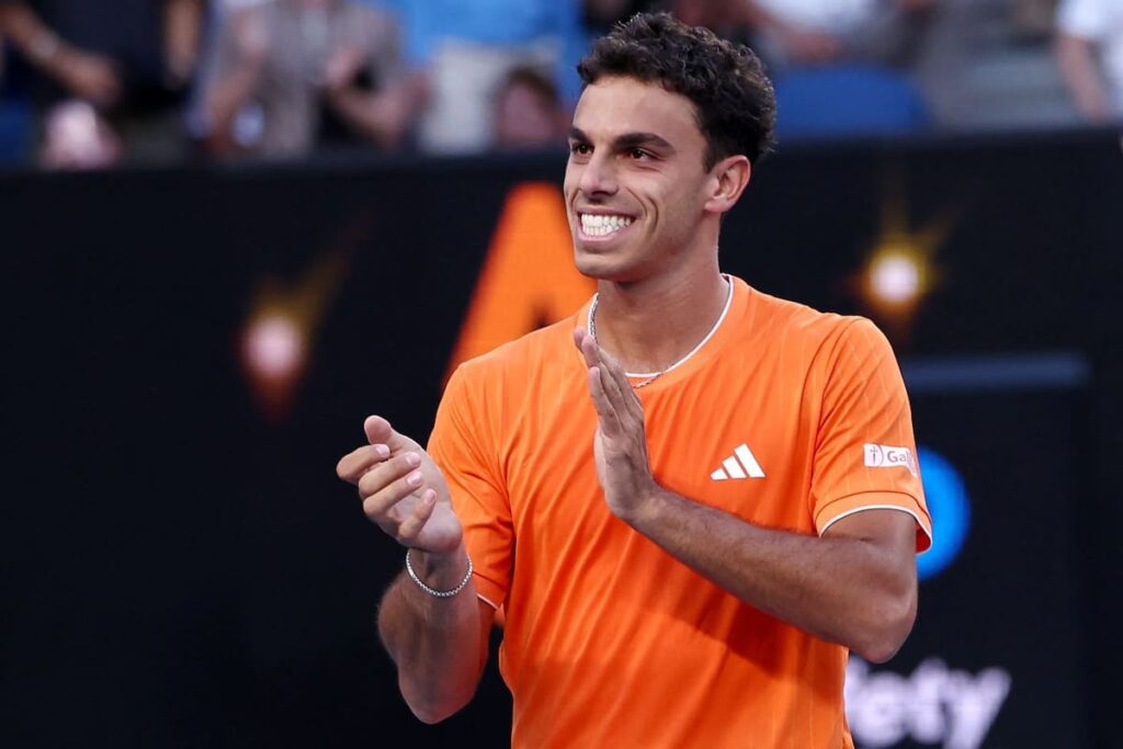 Francisco Cerúndolo celebra con el puño en alto su victoria épica sobre Rublev en el Kia Arena de Melbourne