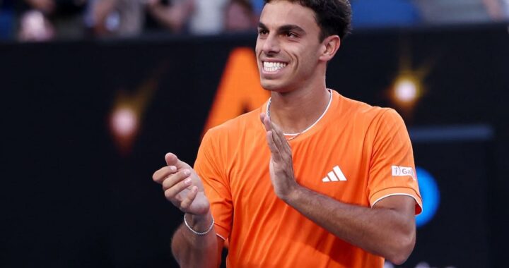 Francisco Cerúndolo celebra con el puño en alto su victoria épica sobre Rublev en el Kia Arena de Melbourne