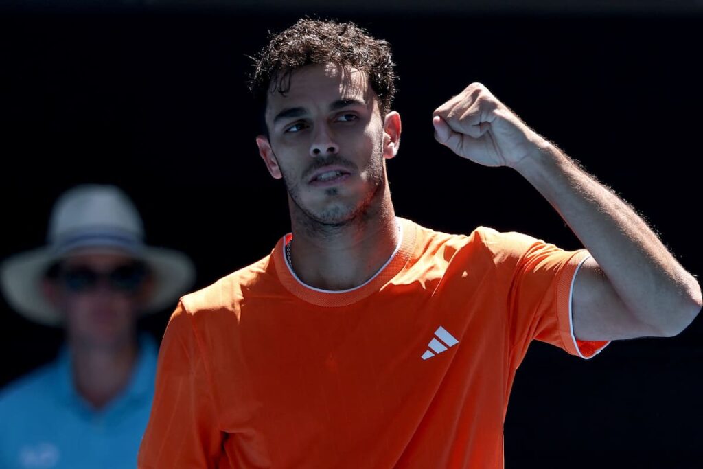 Cerúndolo celebra un punto con puño cerrado en el Abierto de Australia 2025, tras victoria contundente en sets corridos