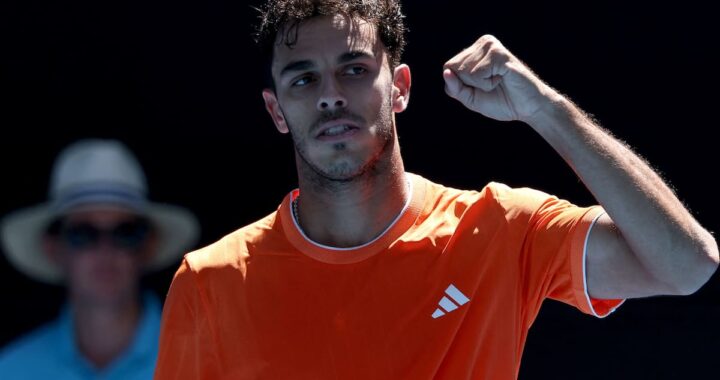 Cerúndolo celebra un punto con puño cerrado en el Abierto de Australia 2025, tras victoria contundente en sets corridos