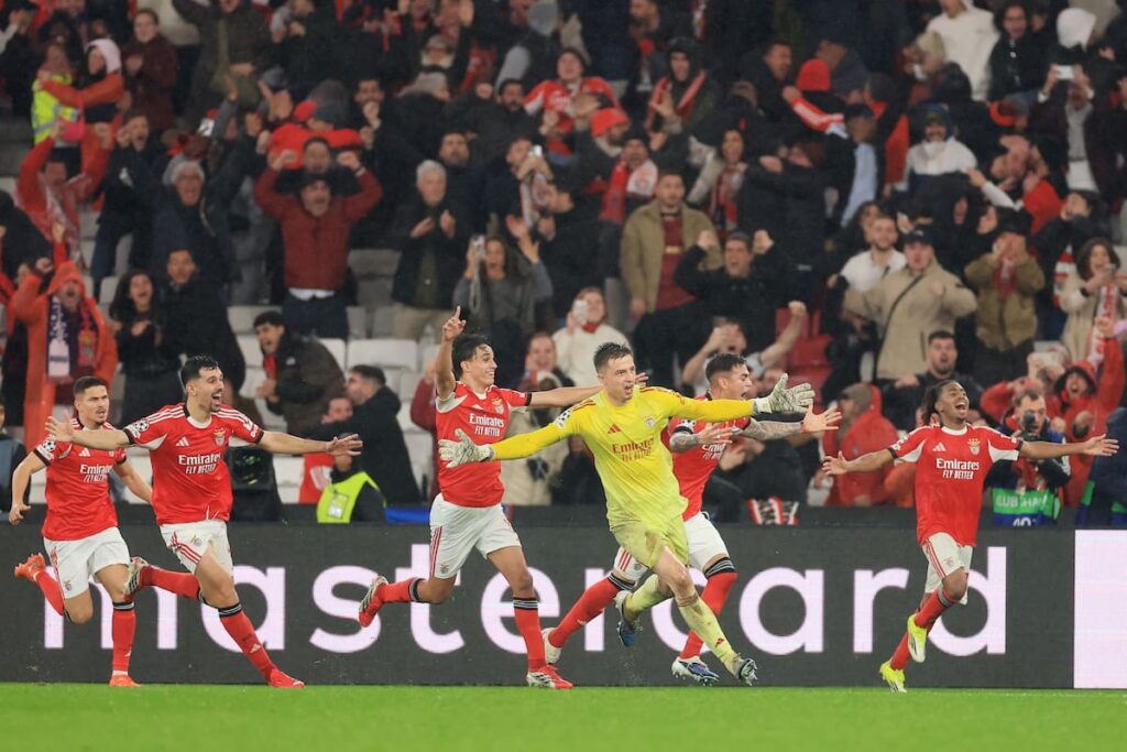 Anatoliy Trubin celebra su gol en el 97’ que clasificó al Benfica y eliminó al Marsella en la Champions