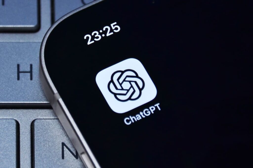 Pantalla de ChatGPT mostrando alerta de 'Contenido restringido para menores de 18 años' con icono de candado rojo
