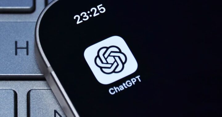 Pantalla de ChatGPT mostrando alerta de 'Contenido restringido para menores de 18 años' con icono de candado rojo