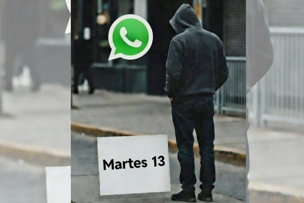 Celular mostrando el ícono de WhatsApp modificado con luna llena y número 13 para el 'modo martes 13'