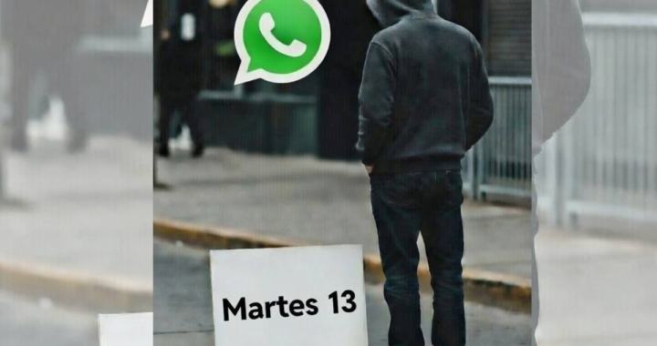 Celular mostrando el ícono de WhatsApp modificado con luna llena y número 13 para el 'modo martes 13'