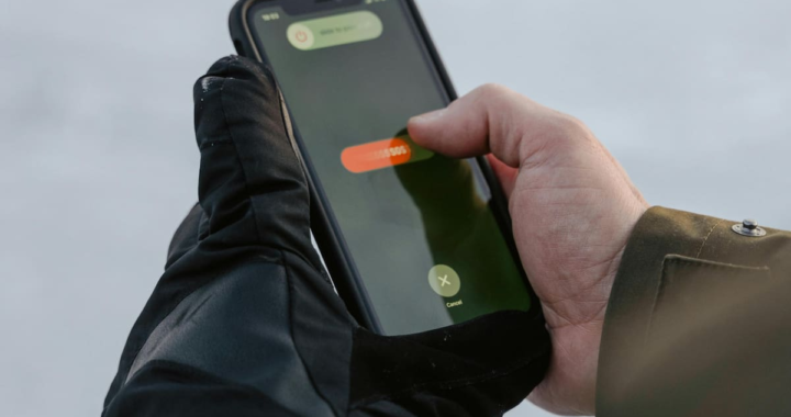 Gráfico de smartphone con alertas rojas de llamadas spam y estadísticas de acoso digital en Latinoamérica