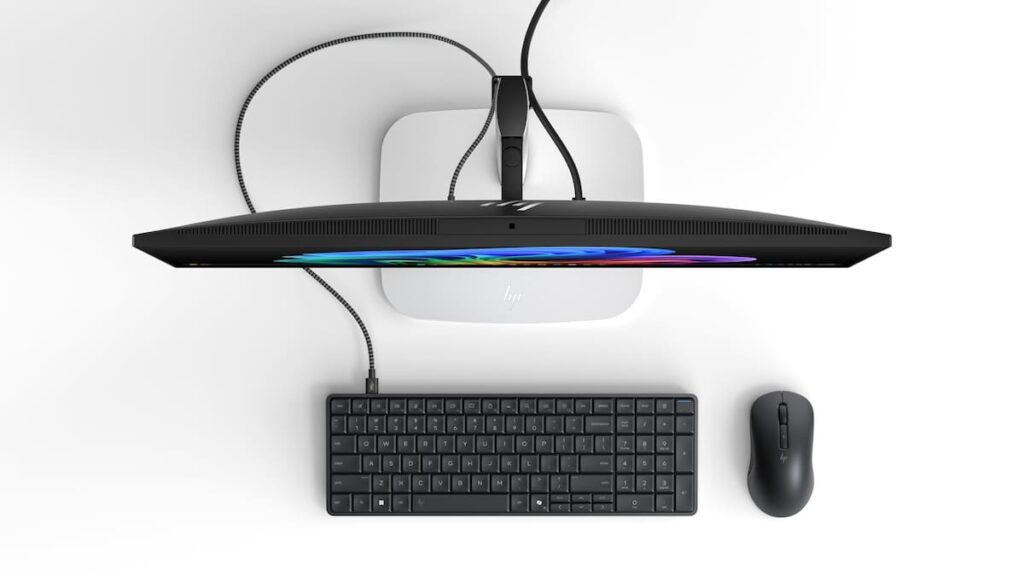 Teclado HP EliteBoard G1a con puertos traseros y diseño retro-futurista, integrando PC de 64 GB RAM