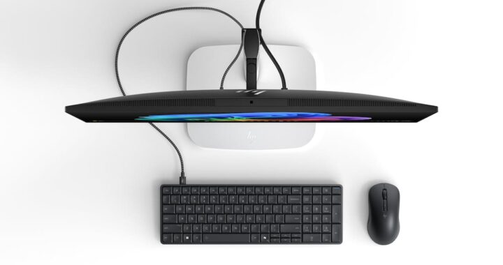 Teclado HP EliteBoard G1a con puertos traseros y diseño retro-futurista, integrando PC de 64 GB RAM