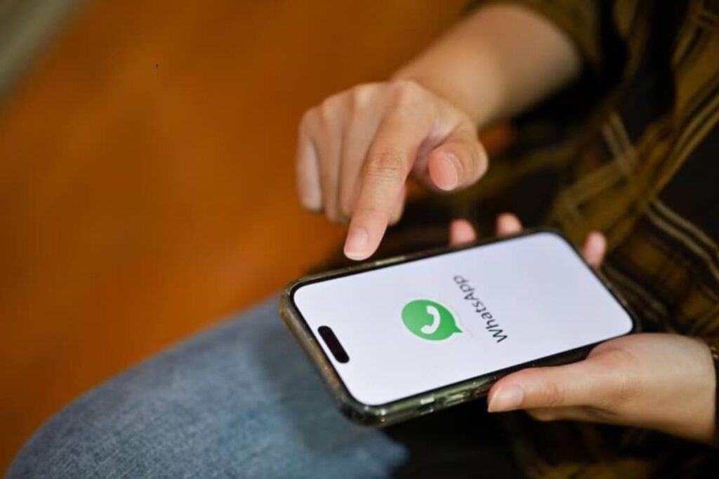 Pantalla de WhatsApp mostrando alerta de dispositivo desconocido vinculado a la cuenta, señal clave de hackeo