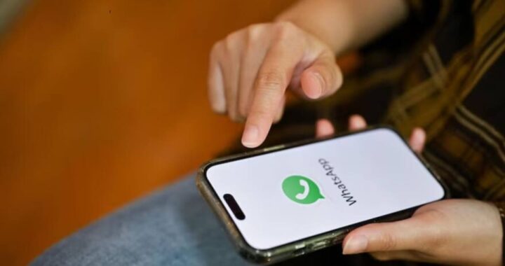 Pantalla de WhatsApp mostrando alerta de dispositivo desconocido vinculado a la cuenta, señal clave de hackeo