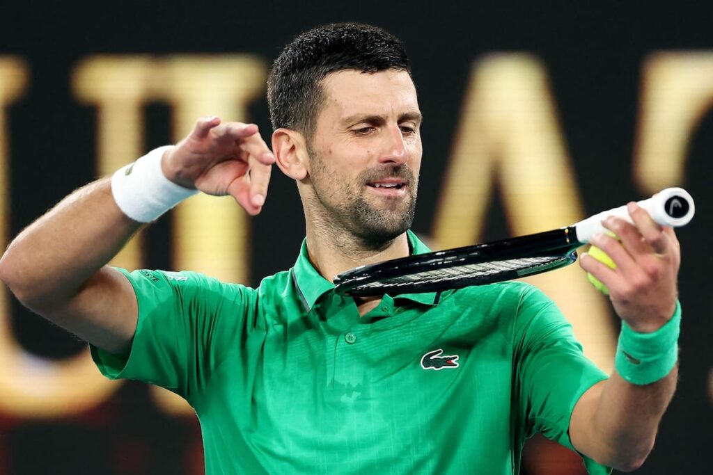 Novak Djokovic celebra tras vencer a Sinner en 4h15m en semifinales del Australian Open, mostrando su resistencia a los 38 años