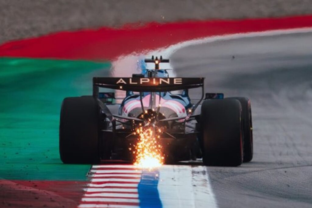 Detalle del alerón delantero revolucionario del AMR26 2026 con bulbo inferior en pista, diseño de Adrian Newey